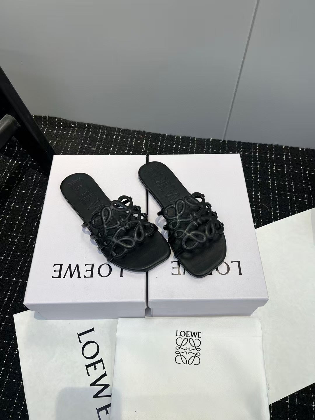 Lo*we Black Slides
