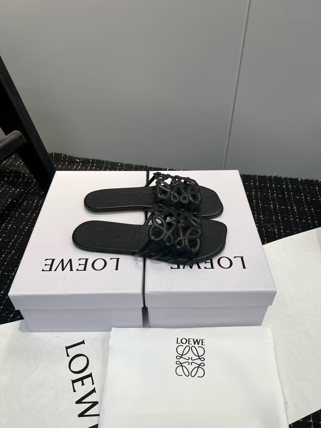 Lo*we Black Slides