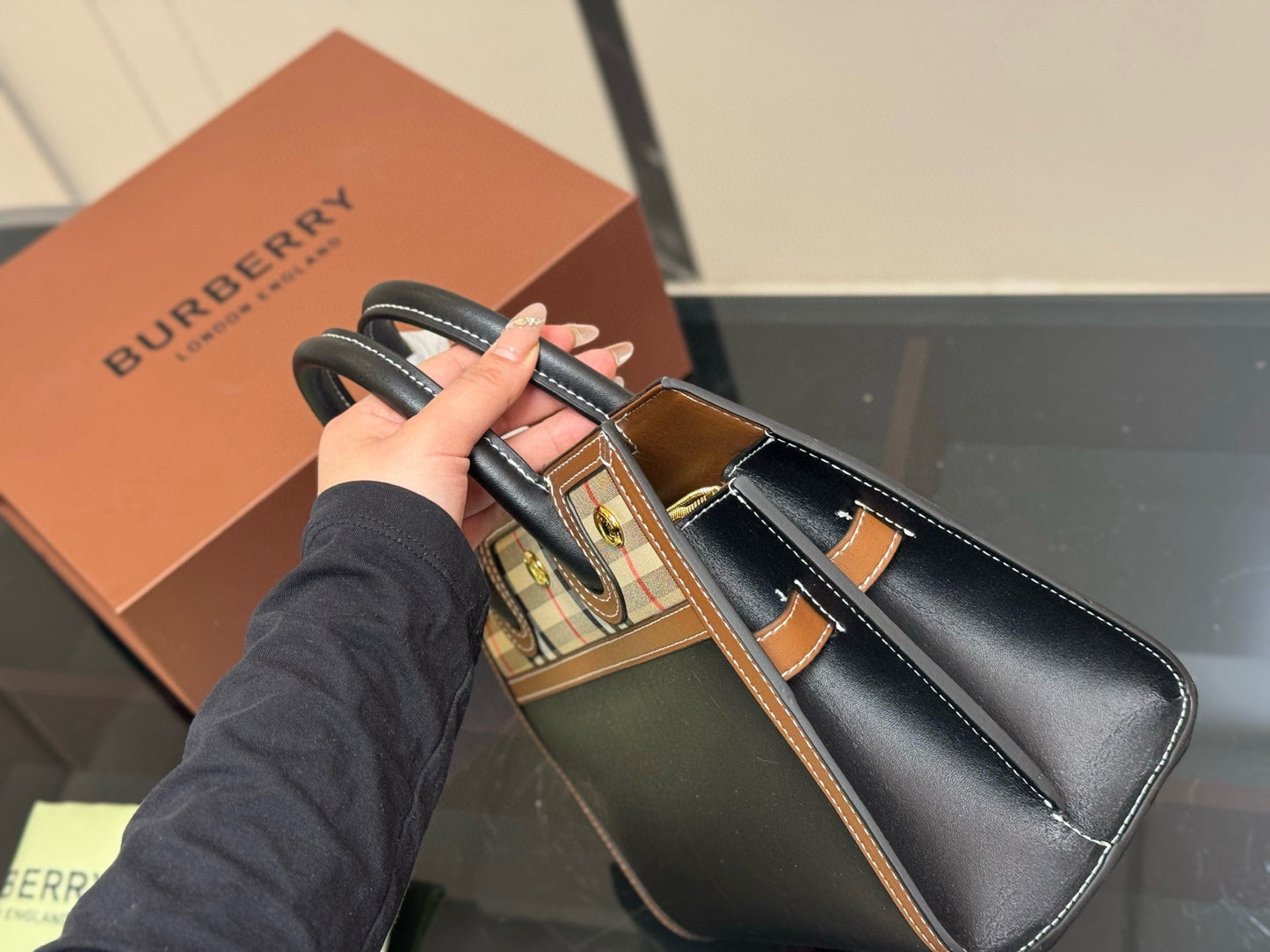 Burb*rry Handbag ( Limited Edition )