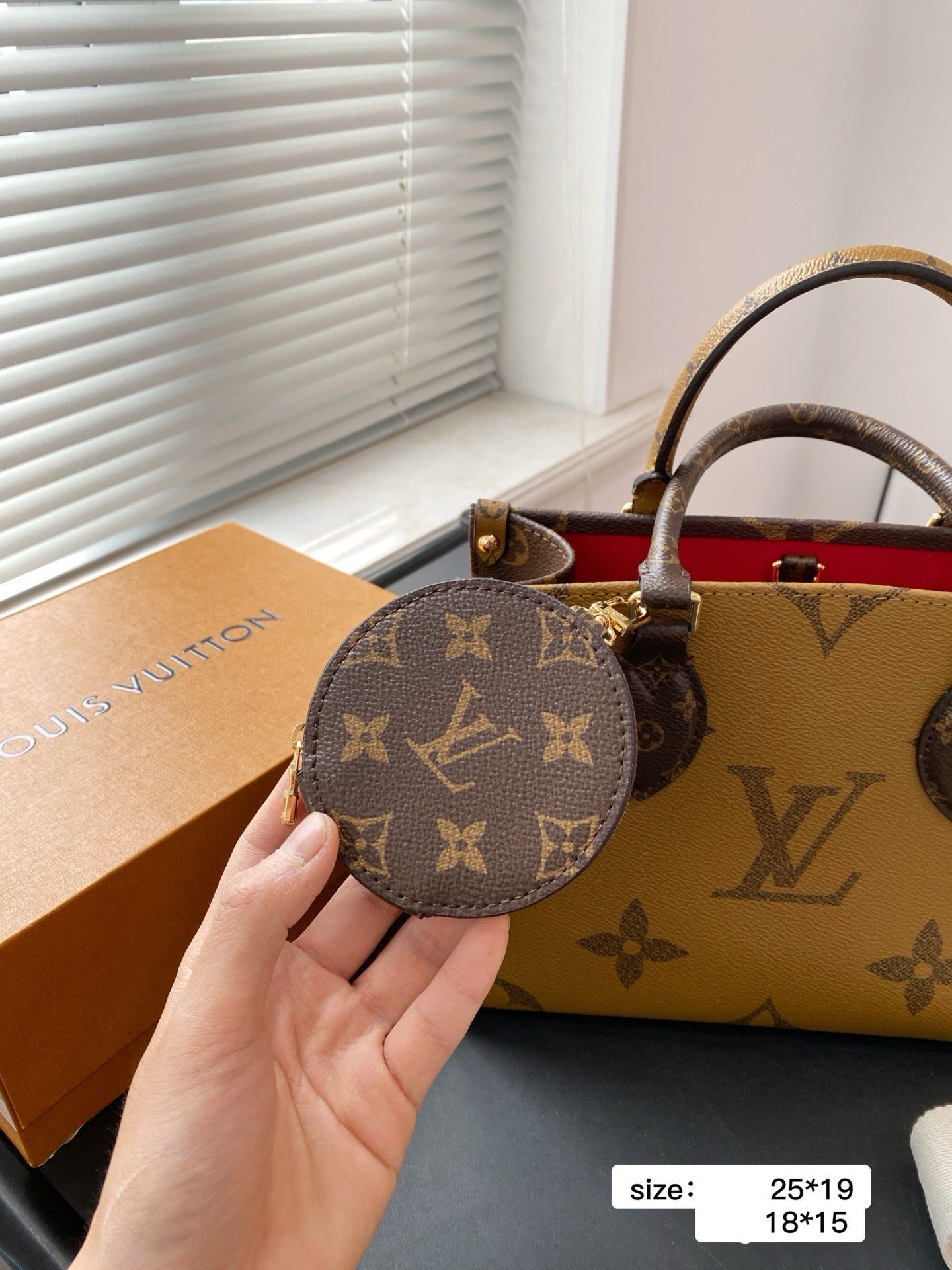 Lv Most Famous On the Go Bag ( 2 Sizes )