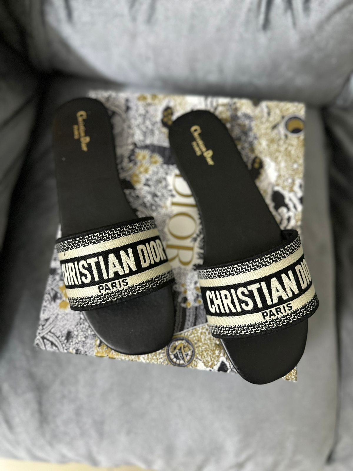 Di*r Embroidery Slide