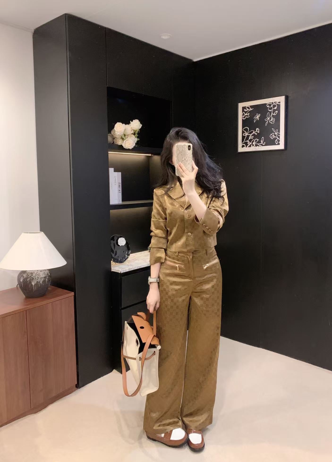 Lv Daily wear Suit ( 2 Colours )