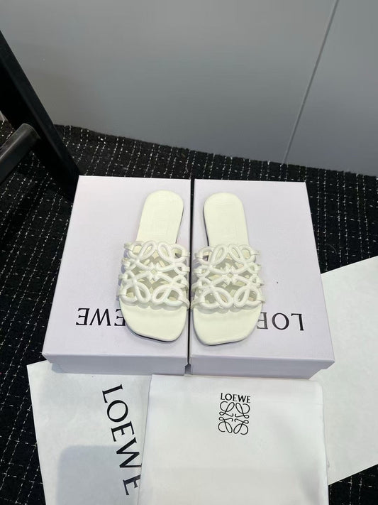 Lo*we white slide